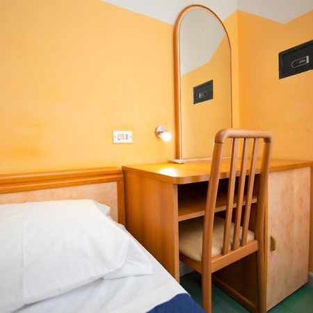 Hotel Montebello リッチョーネ エクステリア 写真