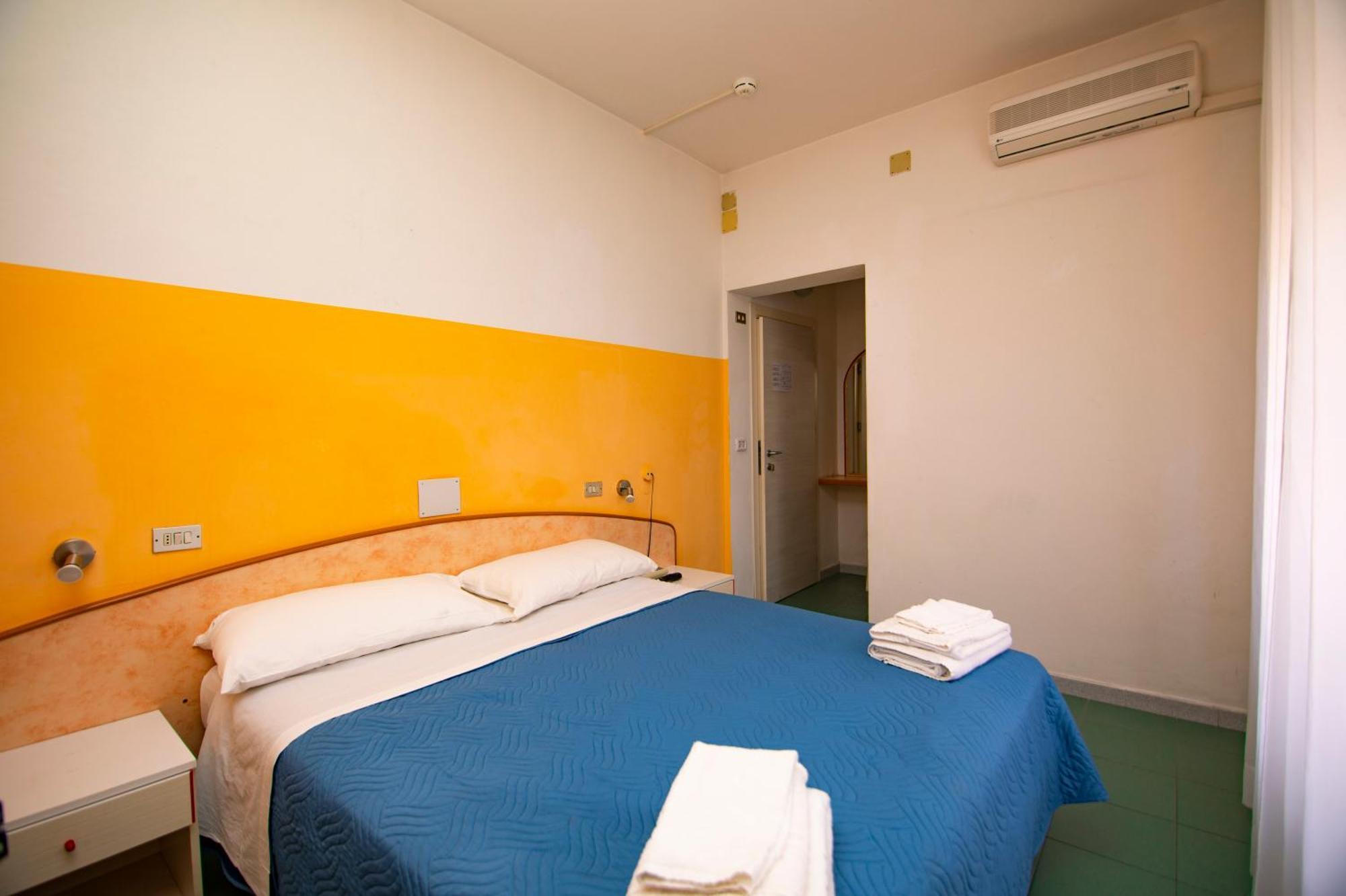 Hotel Montebello リッチョーネ エクステリア 写真