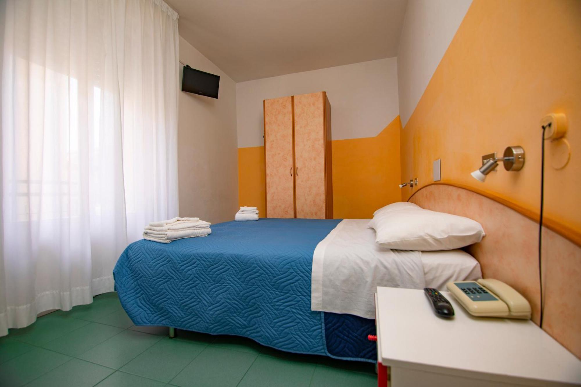 Hotel Montebello リッチョーネ エクステリア 写真