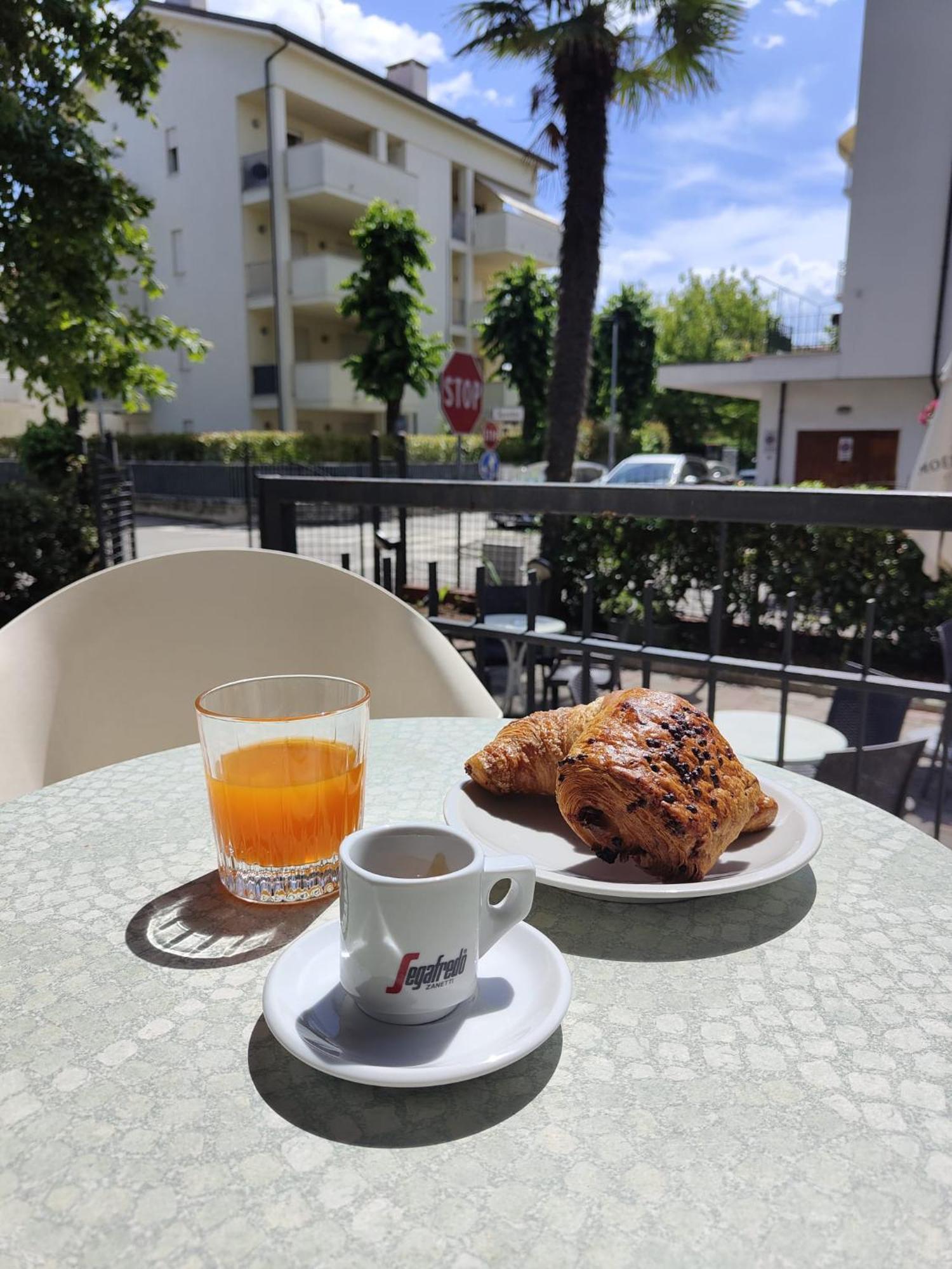 Hotel Montebello リッチョーネ エクステリア 写真