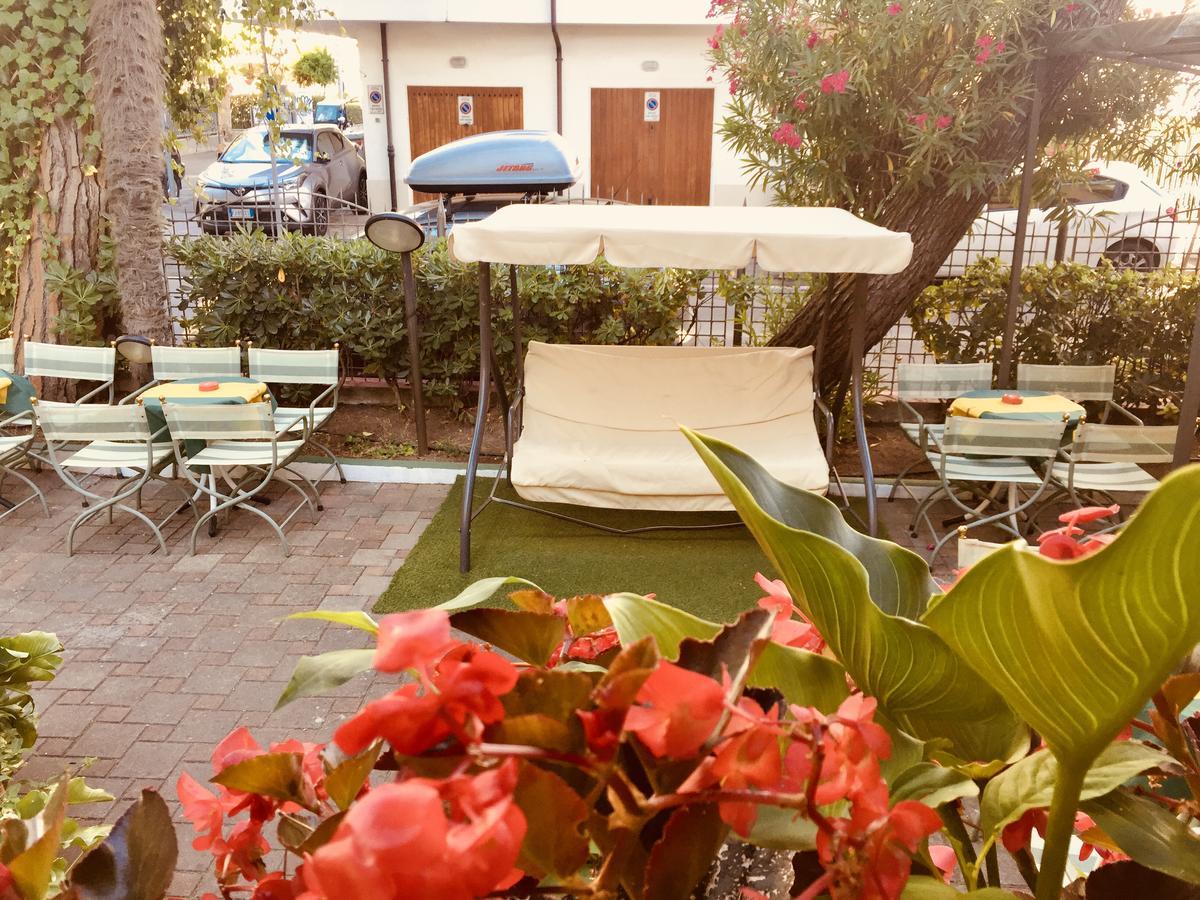 Hotel Montebello リッチョーネ エクステリア 写真