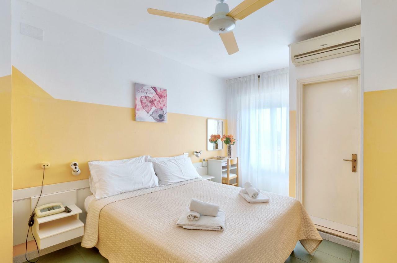 Hotel Montebello リッチョーネ エクステリア 写真